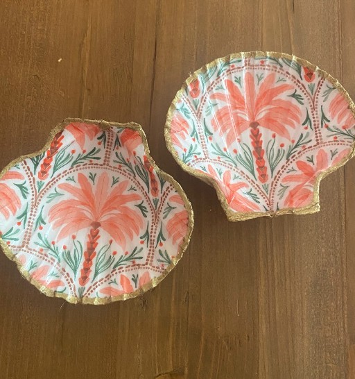 Coupelle en coquillage décorée à la main