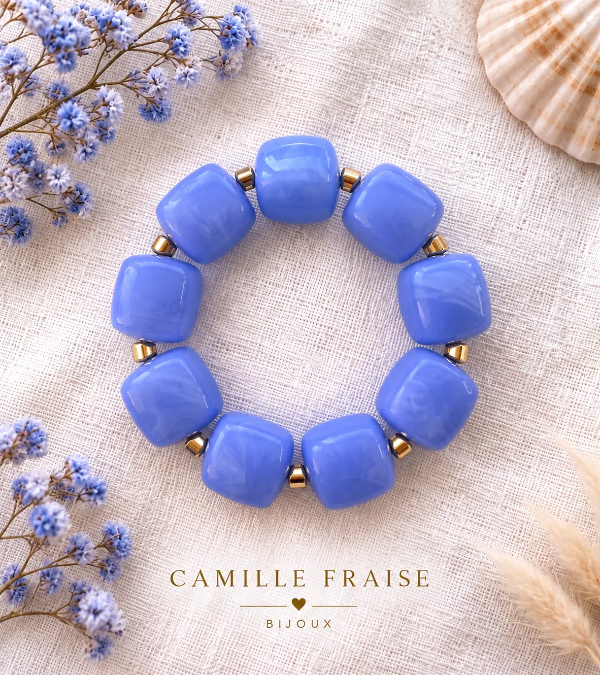 Bracelet de perles lavande aux séparateurs dorés, sur lin écru