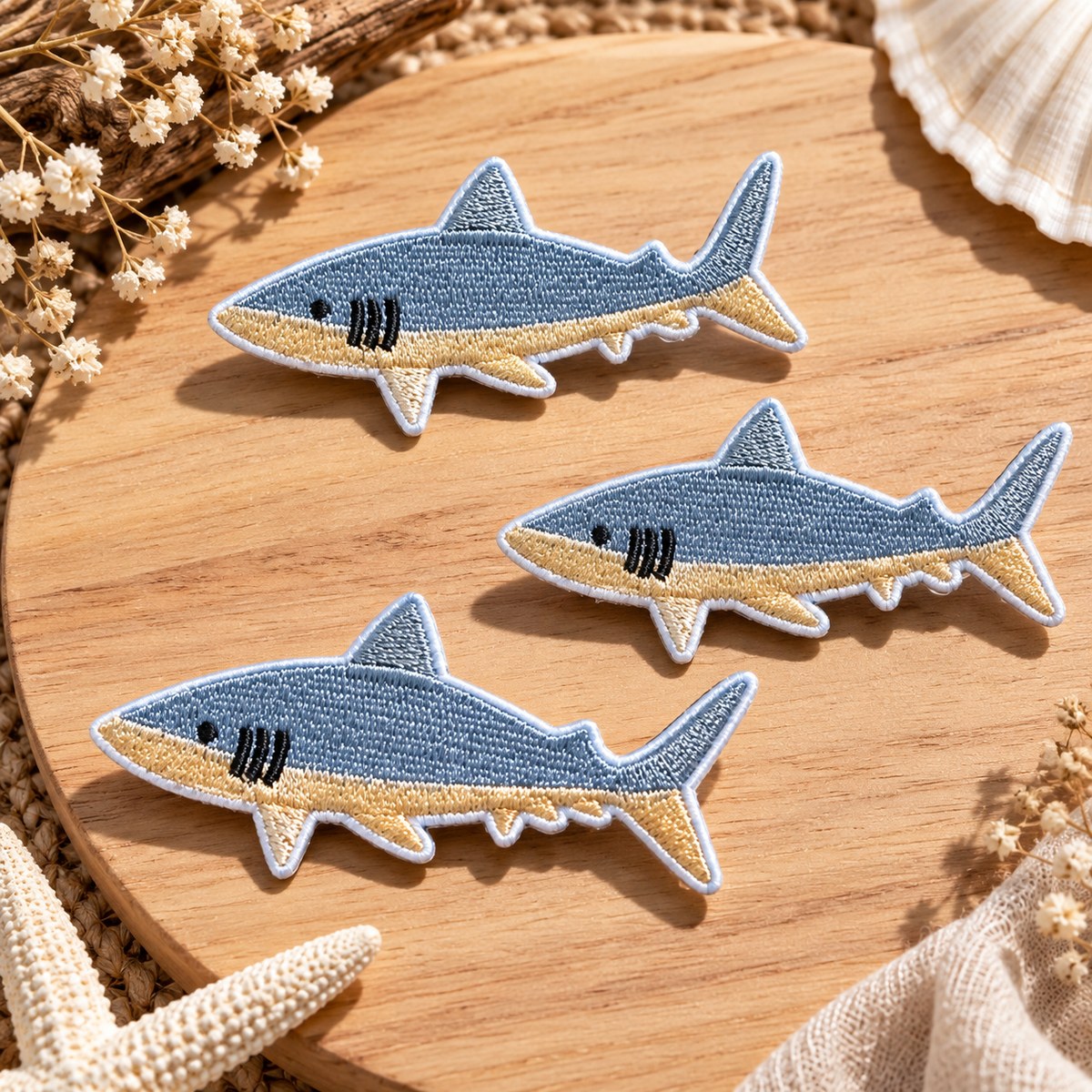 Broche requin brodée bleu ardoise et sable, collection Animaux