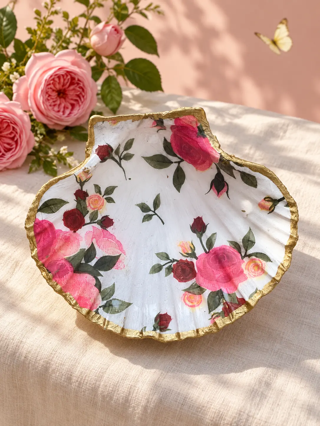 Coquille Saint-Jacques blanche peinte de roses rose et fuchsia, bordure dorée.