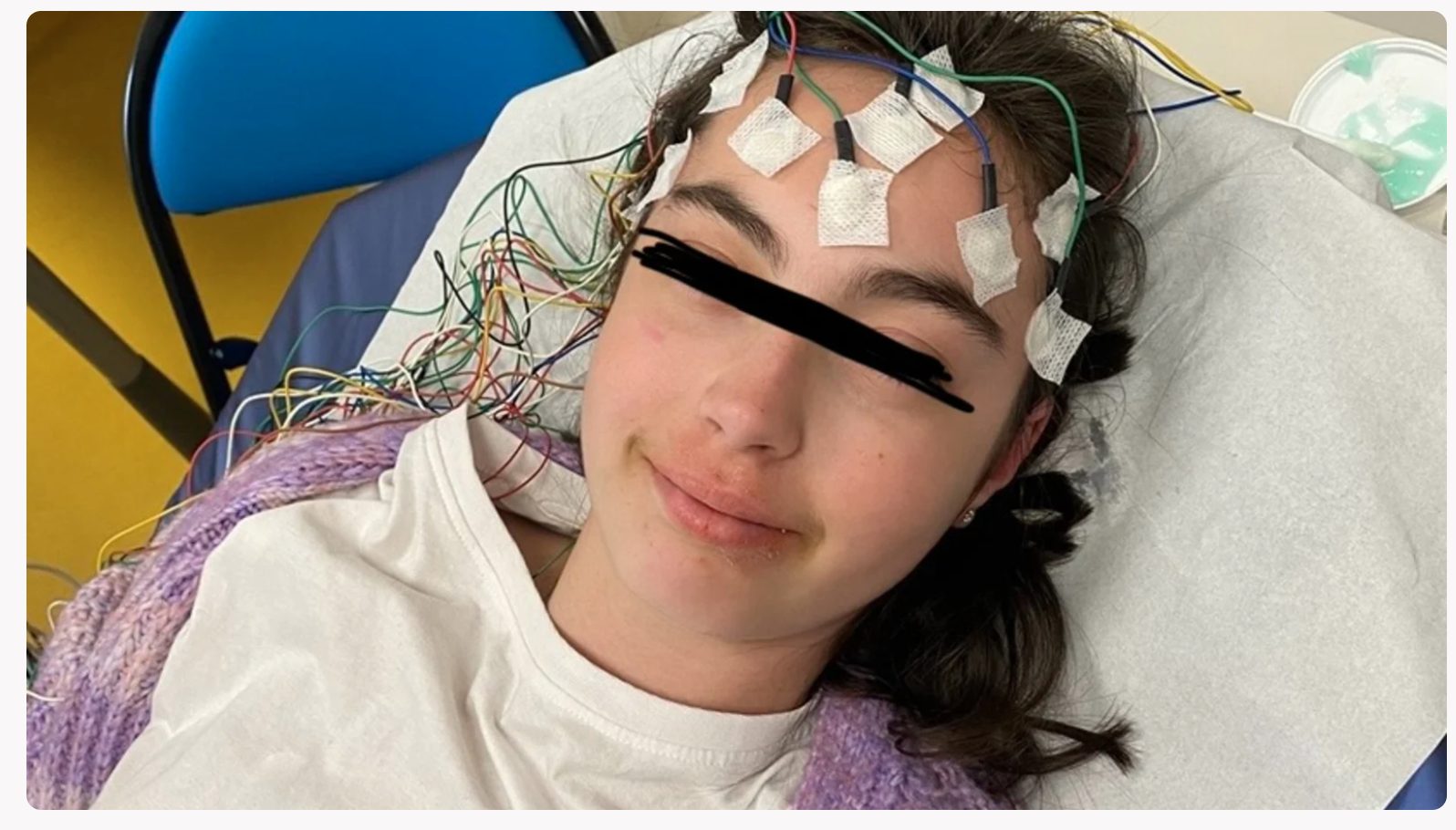 Wendy allongée pendant un électroencéphalogramme (EEG), électrodes sur le front, les yeux masqués pour préserver son anonymat