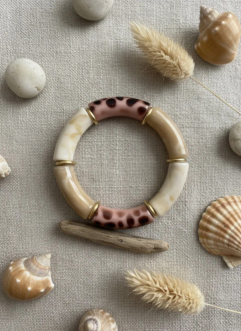 Bracelet femme Beige Sauvage Alkemia en perles acryliques avec détails dorés
