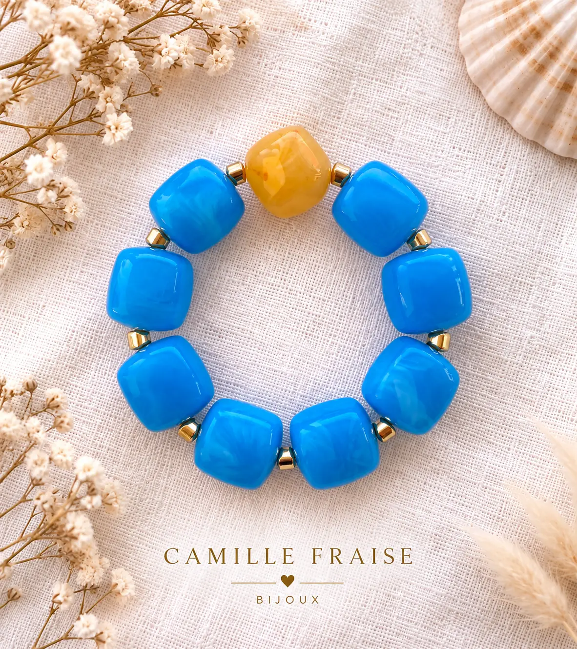 Bracelet de perles bleu vif avec une perle jaune safran et séparateurs dorés