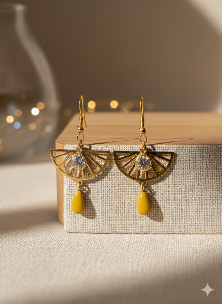 Boucles d'oreilles Demi-Lune Miel dorées avec goutte jaune, faites main par Camille Fraise