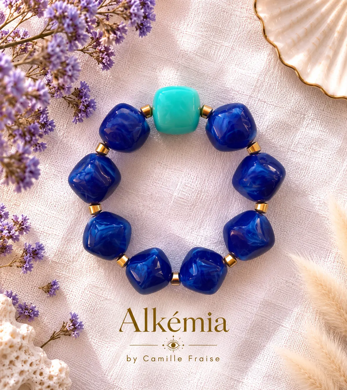 Bracelet de perles bleu nuit marbrées avec une perle vert menthe