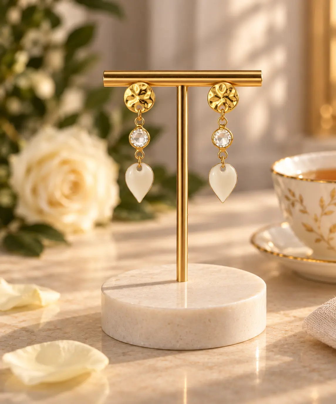 Boucles d'oreilles Goutte Blanche & Strass faites main par Camille Fraise