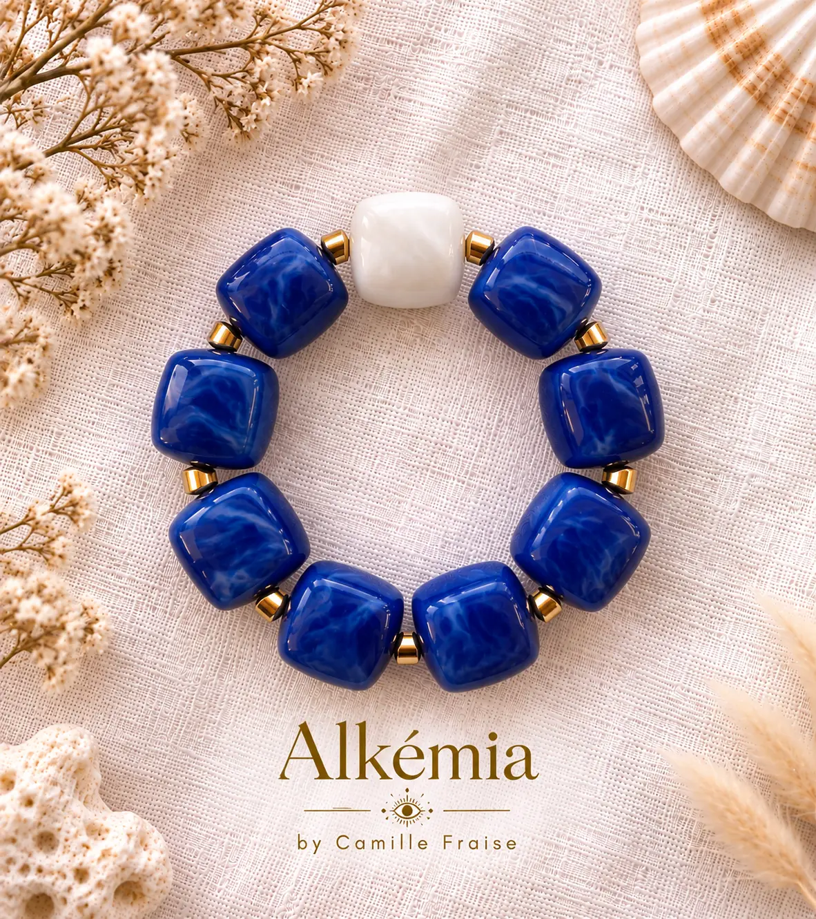 Bracelet de perles bleu nuit marbrées avec une perle blanche nacrée