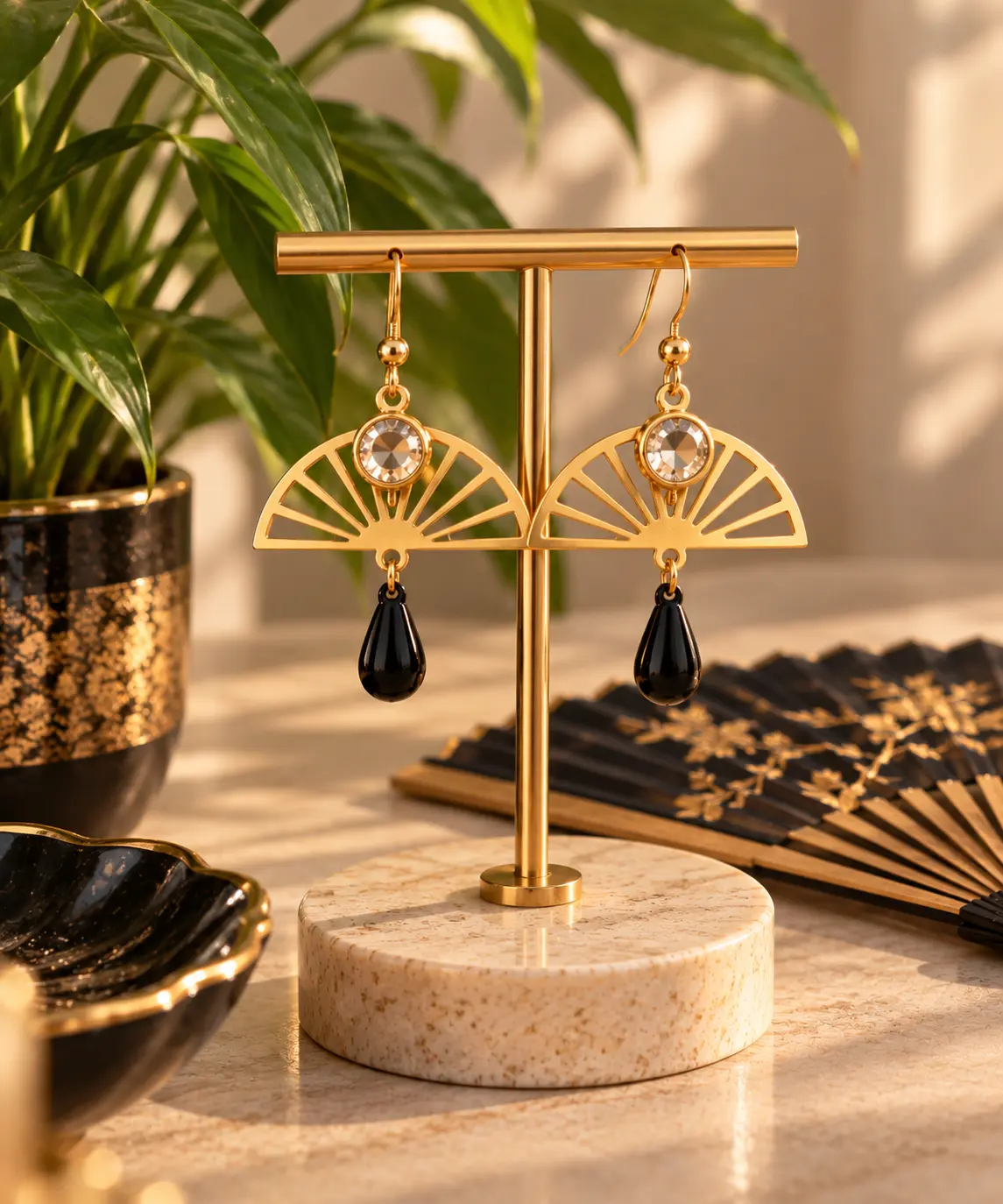 Boucles d'oreilles Éventail Noir & Strass faites main par Camille Fraise