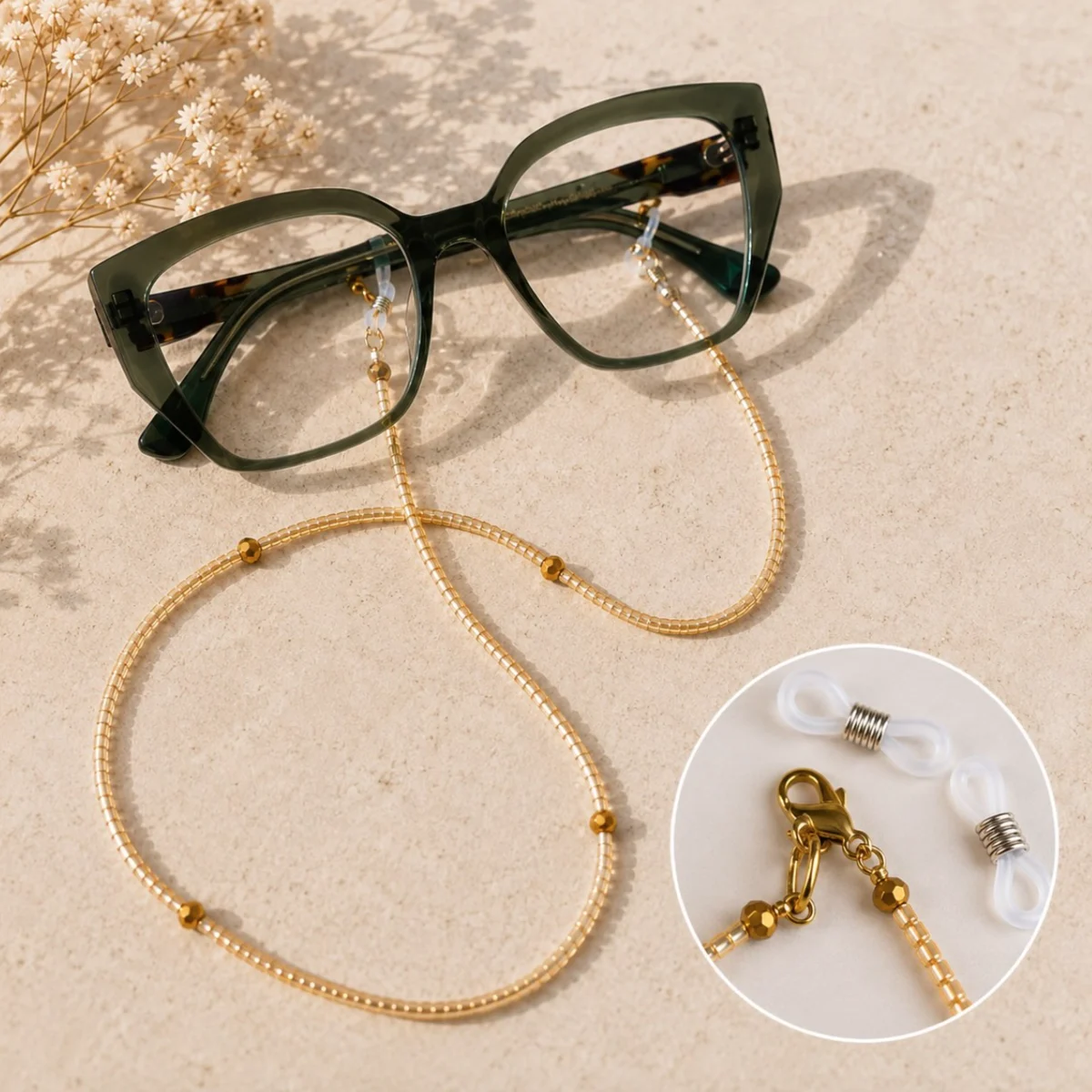 Lunettes vertes avec cordon doré en perles et détail des attaches