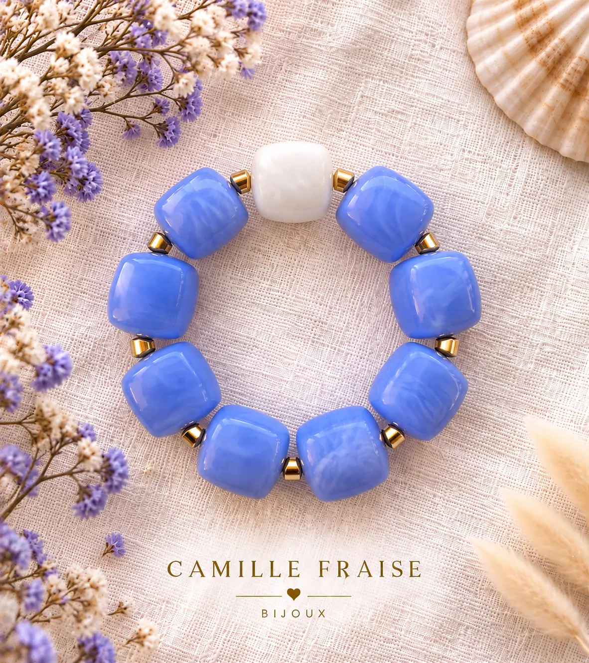 Bracelet de perles lavande avec une perle blanche nacrée et séparateurs dorés